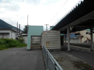 中川の駅入口。三角屋根の横側から入る仕組みになっている。