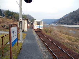 江の川の河岸段丘の下段部に置かれた駅、信木に到着した三江線のディーゼルカー