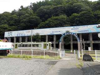 陸中大橋を発車する釜石線のディーゼルカー。