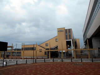 新高岡の城端線駅舎。新幹線とは一線を引いた小さな建物である。
