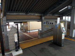 城端線新高岡の駅の出入口。ICカードの簡易式改札があるだけの無人駅扱いとなっている。