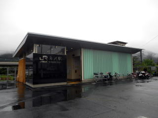鳥沢の駅舎。無人化後に木造駅舎から建て替えられた。