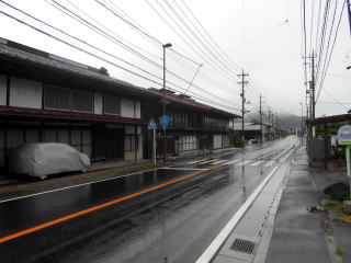 甲州街道の宿場町の名残を残す、鳥沢の古い家並み。