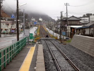 踏切の手前にある浦宿駅構内にある石巻線のエンドレール。