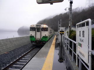 浦宿に到着した石巻線のディーゼルカー。