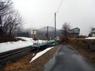 矢美津の駅入口。駅周辺に民家は数軒あるが営業期間でも停車するのは朝夕の計４往復のみである。
