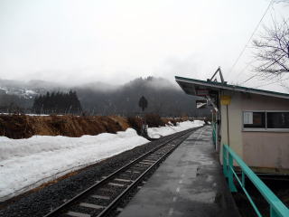 冬は列車が停車しないが、冬の矢美津のホームからは雪をかぶったブドウ棚と山々の景色が素晴らしい。