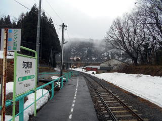 矢美津のホーム。２０１６年の冬より全列車が通過扱いとなった。