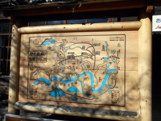 鳩ノ巣渓谷の案内板。駅から徒歩で簡単に行ける観光スポットである。