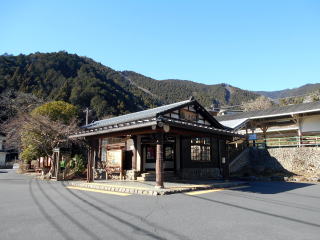 鳩ノ巣の木造駅舎。開業時から現役の堂々とした建物である。