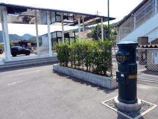 東浜の駅前にあるポスト。瑞風使用に塗り替えられている。