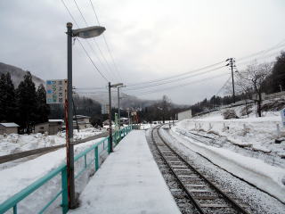 平石のすぐ近くにある第４種踏切を渡って国道に出て横手方面に歩いていくと、道の駅がある。