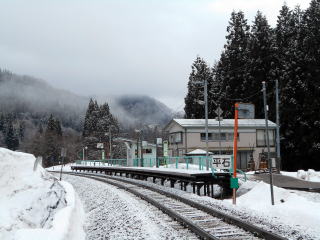 平石のホーム。矢美津と同じく冬季は全列車が通過する。