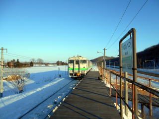 稲士別を通過する普通列車。普通列車でも停車するのは約半分である。