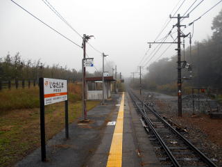 中川村にある唯一の駅、伊那田島。周囲に確認できる民家は1軒だけである。