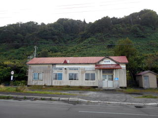 古い駅舎が今も残る石谷。この駅にも廃止の危機が迫っている。