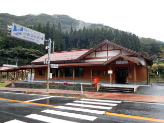 三段式スイッチバックの途中にある駅、出雲坂根。木次線の観光スポットになっている駅である。