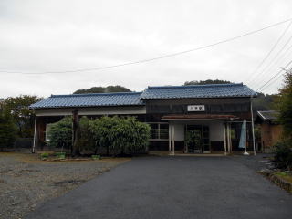 川平の駅舎。時々猫がやって来る駅として密かに知られている駅だ。