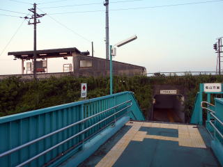 河原田で伊勢鉄道に乗るには関西本線の跨線橋を通って行く必要がある。