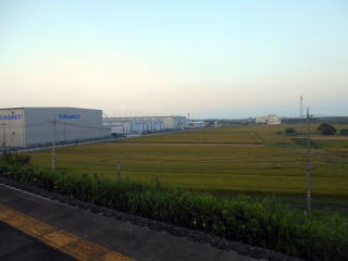 伊勢鉄道のホームから見た河原田のもう一つの景色。JRでは眺めることはできない。