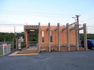関西本線と伊勢鉄道の分岐駅である、河原田の駅舎。