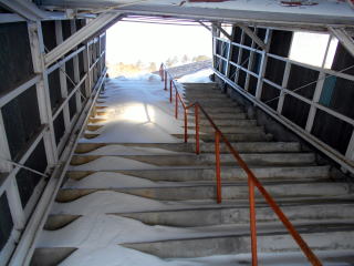松草の駅へ行く階段。屋根に覆われても雪が入り込むため、冬季は半分は使えなくなっている