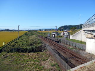 南比布の駅全景。旭川に近いが停車する列車よりも通過列車の方が多い。
