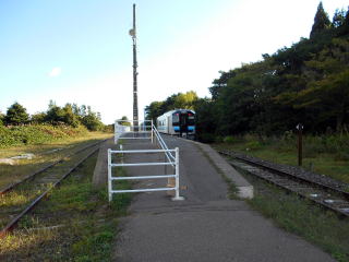 線路は残っているものの、無人化後は実質棒線駅。津軽線も新しいディーゼルカーが走る時代になった。