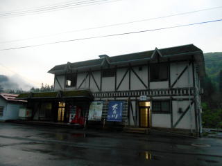 2階には休日の昼間のみ営業する蕎麦屋は入っている大白川の駅舎
