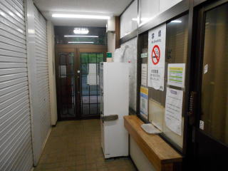 一般利用者が使える大白川の駅舎の中。狭い通路には自動券売機が置かれている
