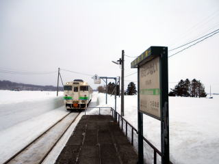 朝だが、於札内に本日始発にして最終の石狩当別行きの列車がやって来た。