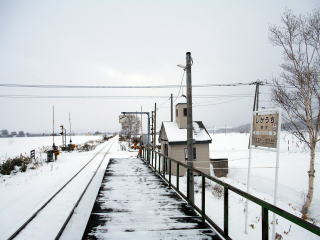 鹿討のホーム。絶景駅の反面、普通列車の通過が設定されている駅でもある。