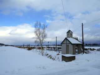 雪に覆われた田んぼが雪原と化す姿が美しい鹿討。駅旅写真家の越信行氏が冬の絶景駅として推す駅だ。