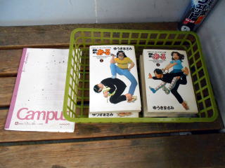 田切の待合室にある、駅ノートと究極超人あ～るの漫画本。田切はあ～るのファンによって支えられている駅である。