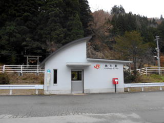 角川の駅舎。トイレなしのコンパクトな建物である。