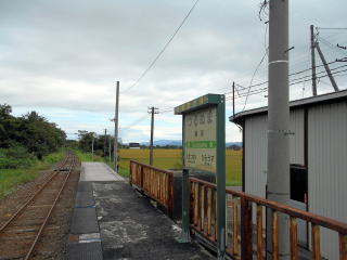 鶴沼のホームと駅名標。木造とコンクリ半々のホームである。