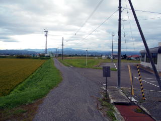 鶴沼の駅から国道にアクセスする道路。1往復区間の中では最も国道に近い駅である。
