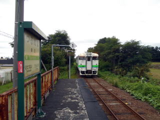 鶴沼に到着した札沼線のディーゼルカー。新十津川行きの始発にして最終列車である。