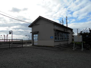 一部を切り取られたような佇まいの山崎の駅舎