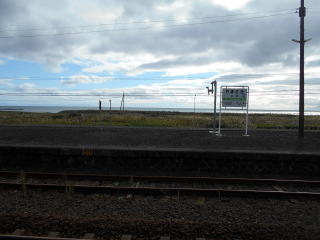山崎の駅裏には噴火湾が見える。駅付近には漁港とそれに立地した集落が存在する。