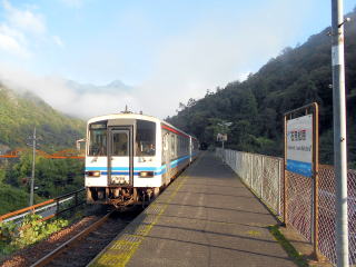 １日４往復しか来ない駅に貴重な列車がやって来る。この風景が見られるのも今のうちである。