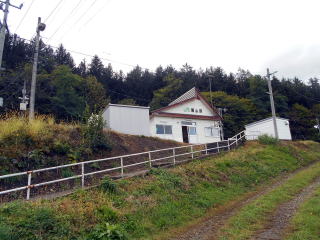 銀山の駅舎。高台にあり、秘境駅にもランクインされている。