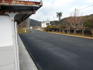 駐輪場から撮った東美浜の駅前通り。「中二病でも恋がしたい」ではこのアングルで駅を描写された。