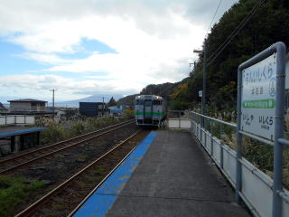 本石倉に到着する普通列車。天気が良ければ駒ケ岳が見える。