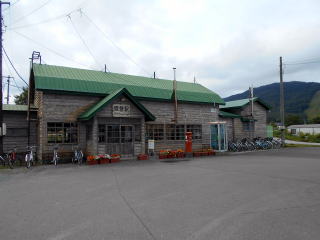 「鉄道員（ぽっぽや）」の幌舞駅に使用された幾寅の駅舎。入口の駅名が今も幌舞のままである。