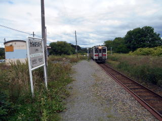 上幌延に到着した普通列車。この駅に停車する列車は１日3往復しかない。