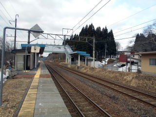 棒線駅の大張野。ホームのない線路は秋田新幹線用ののもので線路幅も標準軌となっている。