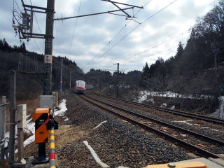 大張野の駅から徒歩10分くらいの所にある、新幹線の撮影スポットとなっている踏切。新幹線の通過時間を見計らって撮ってみたがうまくいかなかった。