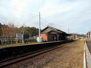 ホーム側から見ても堂々として建っている大隅横川の駅舎