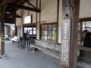 大隅横川の駅舎の柱にある機銃掃射の貫通跡。